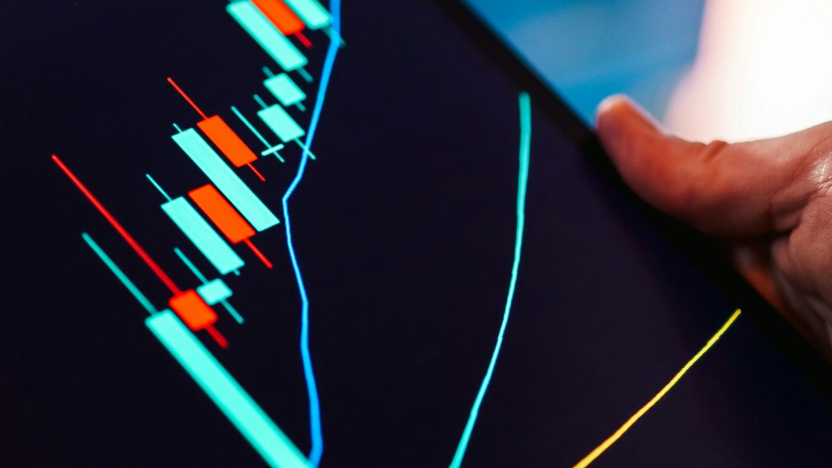 Tablet ekranında canlı fiyat grafiği — Altın Fiyat Veri Sağlayıcısı Nasıl Seçilir?